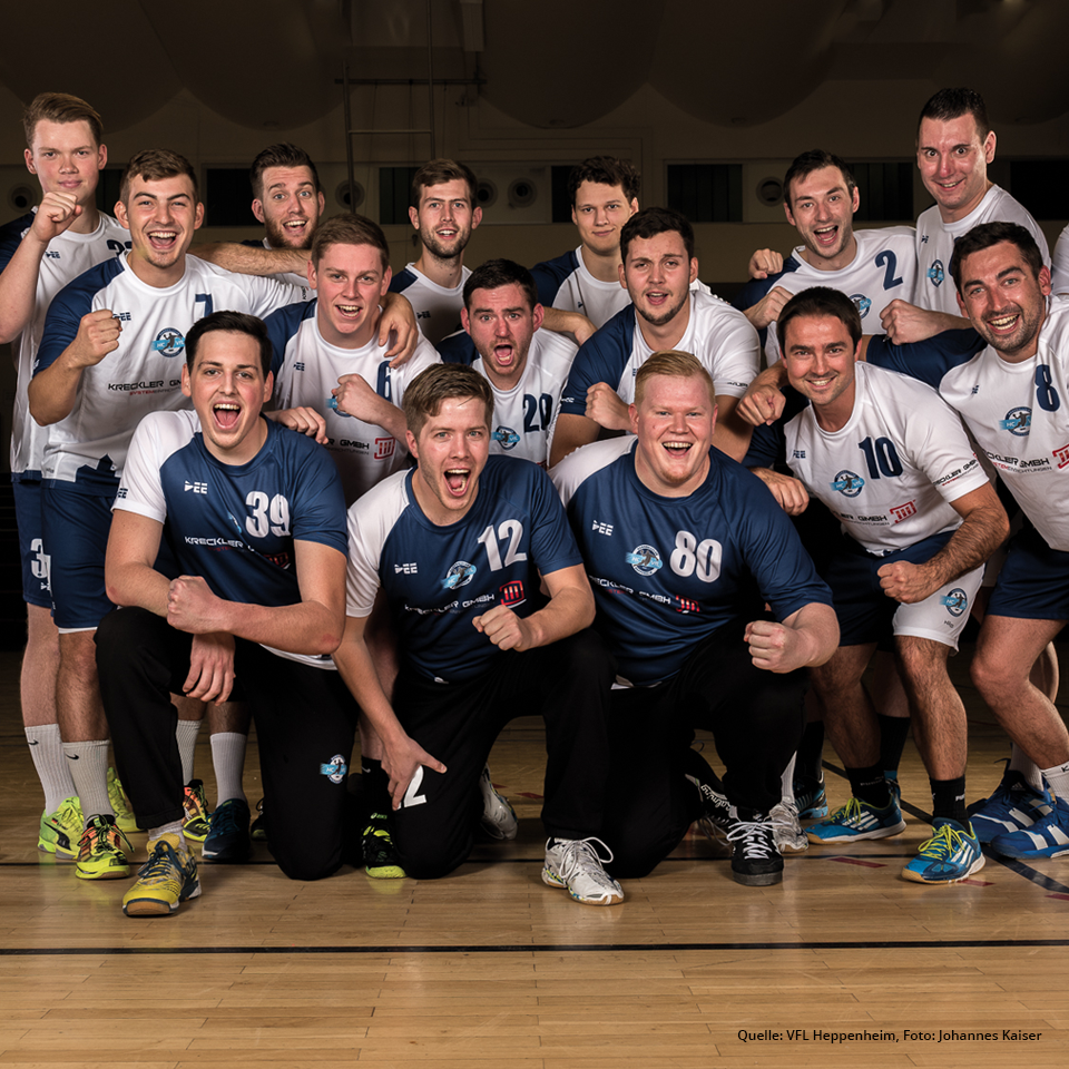 Handballmannschaft des VfL Heppenheim mit neuen Trikots von DEE im individuellen Design.